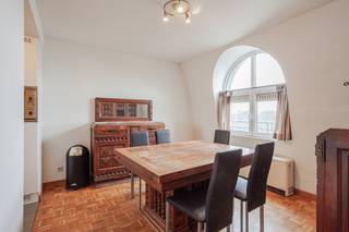 Zeer aangenaam appartement gekenmerkt door een leuke indeling, speelse vide en (hoge) boogramen. <br /><br />Gezien de ligging nabij het station Gent Sint-Pieters, R4, E40 en het openbaar vervoer is dit een ideale uitvalsbasis. Verder vinden we alle benodigdheden in de buurt: scholen, supermarkten, eetgelegenheden, fitness, apotheek,...<br /><br />Het appartement bevindt zich op de bovenste verdieping van een recent gebouw (BJ 1999) en is verdeeld over 2 niveaus waarvan het eerste niveau de volledige leefruimte omvat; tussen de eetplaats en het salon situeert zich de keuken, die met beide kanten een connectie heeft, verder is er ook een handige keukenberging en een apart toilet.<br />Via de trap komen we eerst op een doorloopruimte met vide, perfect als bureauruimte. Verder vinden we hier dan nog de slaapkamer en de badkamer voorzien van bad, lavabo en een tweede toilet.<br /><br />- asbestveilig<br />- elektriciteit conform<br />- vrij bij akte<br /><br />Ondergrondse autostaanplaats bij te kopen à 25 000 euro.