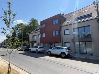 Dit ruim appartement is gelegen op de 1ste verdieping en heeft een bewoonbare oppervlakte 92 m².<br />Het appartement heeft volgende indeling: inkomhal met apart toilet. De aangename leefruimte beschikt over grote raampartijen waardoor er veel natuurlijk licht binnenkomt. De keuken is volledig uitgerust met nieuwe toestellen: oven, dampkap, fornuis, vaatwasser en koelkast. Aanpalend is er nog een extra opbergruimte die onder andere kan worden gebruikt als wasplaats.<br /><br />Verder zijn er 2 ruime slaapkamers en badkamer met dubbele lavabo, ligbad en douche.<br /><br />Het appartement is bereikbaar via de lift of trap.<br /><br />+ 60 euro syndicvoorschot<br />+ 60 euro voorschot op waterfactuur. (1 hoofdtellers met tussentellers voor stadswater)<br /><br />PLUSPUNTEN<br />+ Gunstig EPC (A)<br />+ Autostaanplaats<br />+ Voldoende bergruimte