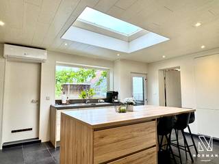 Welkom in deze ruime gezinswoning met tuin en garage, gelegen in het centrum van Kuurne!<br /><br />Bij het betreden van de woning komt u binnen in de inkomhal met gastentoilet. Aansluitend vindt zich de ruime leefruimte met plaats voor zowel een salon als een eetplaats. Bovendien zorgt de gezellige pelletkachel voor een aangename en sfeervolle warmte.<br /><br />Naast de leefruimte vindt u de volledig uitgeruste keuken, voorzien van alle nodige toestellen en comfort. Dankzij het keukeneiland vormt deze ruimte een echte leefkeuken waar koken en samenzijn centraal staan.<br /><br />Aansluitend aan de keuken bevindt zich een ruime berging, momenteel ingericht als bureauruimte en wasplaats, met ingebouwde kasten en toestellen.<br /><br />Verder beschikt het gelijkvloers over een kelder en een badkamer met inloopdouche, toilet en wastafel.<br /><br />Op de verdieping bevinden zich vier volwaardige slaapkamers en een tweede badkamer, uitgerust met een inloopdouche, ligbad, toilet en wastafel.<br /><br />Buiten geniet u van een ruime, zuidgerichte tuin met terras, ideaal om te ontspannen.<br /><br />Tot slot beschikt de woning over een ruime garage met plaats voor één wagen en extra bergruimte.<br /><br />Troeven:<br />+ Garage in centrum Kuurne<br />+ Zuidgerichte tuin<br />+ 4 slaapkamers