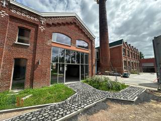 Fenomenaal gelegen kantoorruimte met een oppervlakte van 340 m² en 2 privatieve parkeerplaatsen te koop op amper 300 m van de Doorniksesteenweg...