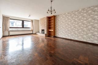 <p><span>Dit centraal gelegen appartement bevindt zich op de tweede verdieping, is bereikbaar met de lift en biedt 113 m² bewoonbare oppervlakte. Via de inkomhal bereikt u de ruime leefruimte met parketvloer en de ingerichte keuken met toestellen. Verder beschikt het appartement over een berging, een afzonderlijk toilet en een badkamer met inloopdouche, lavabo, tweede toilet en aansluiting voor een wasmachine. De twee ruime slaapkamers hebben eveneens een parketvloer. Het terras biedt een aangename plek om buiten te zitten. Met EPC-label B, centrale verwarming op aardgas en een inbegrepen garagebox is dit appartement zowel interessant voor eigen bewoning als geschikt als investering. Interesse? Neem contact op voor een bezoek.</span></p><p><span> </span></p>
