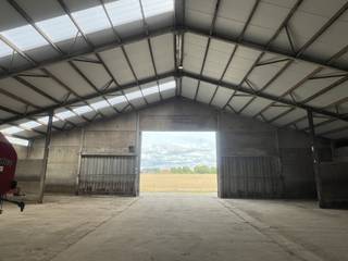 landelijke loods van 22 m breed op 20 m diepokselhoogte 4 m en nokhoogte 7,2 mmet brede en hoge toegangspoortlichtstraten, ledverlichting,...