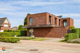 Op een gunstige ligging in Sint-Katelijne-Waver bevindt zich deze prachtige, moderne villa, gelegen op een mooi perceel van 989 m². U geniet hier...