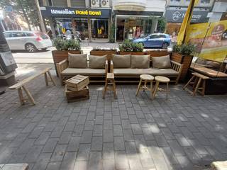 Deze instapklare winkel is gelegen in de gekende Nationalestraat, naast "Panos", vlakbij "Hawaiian Poké Bowl", "Access to Design", "Under Armour" e.a. De winkel is +/- 60m² groot en vooraan kan een terras geplaatst worden. Makelaarscommissie ten laste van de huurder.