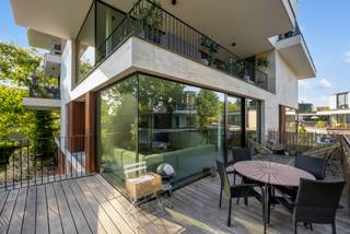 In deze kleine residentie, op wandelafstand van het natuurpark Rozebroeken, bevindt zich op de 1ste verdieping, dit tot in de puntjes...