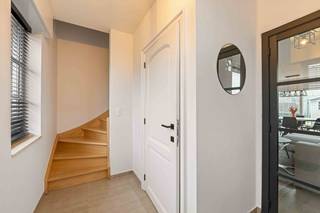 Nieuw op de vastgoedmarkt is deze topper!Energiezuinige gezinswoning met 3 slaapkamers, dressing en zonnige tuin op een gunstige ligging.Welkom in...