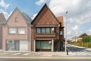 <p><span>Locatie<br /></span><span>Hoekpand op zichtbare locatie in het centrum van Sleidinge, rechtover het cultuurcentrum en op wandelafstand van het dorpsplein en het station.<br />Voormalig bankkantoor met appartement, momenteel verhuurd als 2 appartementen<br /><br /></span><span>Opbrengsteigendom op zichtbare hoek in het dorp</span></p><p><span>Beneden is er een handelsgelijkvloers van 121m² (voormalige bank) met drie afzonderlijke ingangen en tuin.<br />Vandaag verhuurd als appartement, maar makkelijk inzetbaar als kantoor of voor een andere handelsactiviteit.<br />Boven een duplexappartement van 145m² met drie slaapkamers, dakterras en eigen garage.<br /><br /></span><span>Het gelijkvloers - 121m², EPC C<br /></span><span>/ ruime leefruimte met grote raampartijen<br />/ aparte keuken met aansluitend berging<br />/ twee slaapkamers en een badkamer met inloopdouche<br />/ afzonderlijke technische berging met verwarmingsketel, wasaansluiting en fietsenstalling<br />/ eigen tuin <br />/ drie ingangen: via de straatzijde, de zijkant en de tuin: ideaal om functies te scheiden of het pand op te delen<br /><br /></span><span>Het duplexappartement - 145m², EPC C<br /></span><span>/ riante woonkamer met open haard en brede raampartij<br />/ aparte, ingerichte keuken met eethoek en raam<br />/ drie slaapkamers, waaronder een zeer ruime masterbedroom<br />/ volwaardige badkamer met ligbad, douche en dubbele wastafel<br />/ privé dakterras<br />/ garage<br />/ aparte zij-ingang: volledig onafhankelijk van het gelijkvloers</span></p><p><span><br /><br /></span></p>
