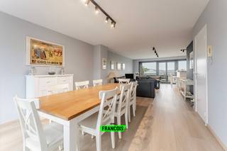 Op een boogscheut van het centrum van De Haan, namelijk in de Goudfazantlaan 12, vinden we dit leuke, opgefriste duplex appartement terug. Een ideale locatie voor wie graag in een rustige straat woont maar op wandel- en fietsafstand van handelszaken, bakkers, slagers en nabij de zeedijk. <br /><br />Bij het betreden van het appartement wordt u onmiddellijk verwelkomd in de aangename en lichtrijke leefruimte. De grote raampartijen zorgen voor een overvloed aan natuurlijk daglicht en creëren een open en uitnodigende sfeer. De leefruimte sluit naadloos aan op de open keuken (met aparte berging), waardoor een gezellige woonomgeving ontstaat. In de inkomhal hebben we ook nog een aparte toilet.<br /><br />Een absolute troef van deze duplex zijn de twee ruime terrassen. Zowel aan de voorzijde als aan de achterzijde van het appartement beschikt u over een buitenruimte die rechtstreeks toegankelijk is vanuit de woonkamer. Hierdoor kunt u op elk moment van de dag genieten van de zon of juist kiezen voor een rustig plekje in de schaduw. <br /><br />Op de bovenste verdieping bevinden zich drie ruime slaapkamers en een recent gerenoveerde badkamer uitgerust met toilet, dubbele lavabo en inloopdouche.<br /><br />Extra troef: er is mogelijkheid tot aankoop van een garagebox aan €45.000,00. (niet verplicht)<br /><br />Er is geen renovatieverplichting, waardoor u zonder zorgen kunt intrekken of verhuren. Bovendien is het appartement asbestveilig.<br /><br />Bent u op zoek naar een instapklaar appartement of een zonnig tweede verblijf aan zee met mooi uitzicht en ruim terras?<br /><br />Contacteer Victor via victor@immofrancois.be of 0470 64 60 28 voor meer informatie of een bezoek ter plaatse.<br /><br />