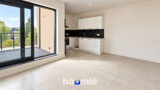 **Lichtrijk nieuwbouwappartement met ruim terras en ondergrondse parking**<br /><br />**Vraagprijs: €209.000 inclusief 21% btw**<br />Geen bijkomende verkooprechten van 2% of 12% verschuldigd.*<br /><br />Centraal wonen en toch genieten van rust en privacy? Hier krijg je het beste van beide werelden ✨<br /><br />Dit moderne appartement bevindt zich in een kleinschalig gebouw met slechts acht appartementen. Doordat er maar twee appartementen per verdieping zijn, geniet je hier van extra rust en privacy.<br /><br />Binnen word je verwelkomd in een aangename, lichtrijke leefruimte met open keuken. Verder beschikt het appartement over één slaapkamer, een badkamer uitgerust met een inloopdouche, lavabo en toilet en een praktische berging.<br /><br />Een grote troef is het terras aan de achterzijde van het gebouw. Hier zit je rustig en weg van de drukte, ondanks de bijzonder centrale ligging.<br /><br />Ook technisch is het appartement voorzien van hedendaags wooncomfort, met een verwarmingsinstallatie van Vaillant, een ventilatiesysteem D en zonnepanelen. Het EPC is momenteel in opmaak.<br /><br />**Alles op wandelafstand**<br /><br />Het appartement bevindt zich midden in het commerciële centrum van Maasmechelen. Winkels, supermarkten, horeca, openbaar vervoer en andere dagelijkse voorzieningen liggen werkelijk allemaal op wandelafstand.<br /><br />Ook praktisch zit het helemaal goed: een ondergrondse parkeerplaats en een privatieve kelderberging zijn inbegrepen in de verkoopprijs.<br /><br />**Zelf bewonen of investeren?**<br /><br />Het appartement is momenteel verhuurd en vormt daardoor een interessante opportuniteit voor investeerders die meteen willen starten met een lopende huuropbrengst.<br /><br />Wil je het appartement liever zelf bewonen? We informeren je graag transparant over het lopende huurcontract en de opzegmogelijkheden. <br /><br />Zo is dit appartement zowel interessant als eigen woonst als voor wie op zoek is naar een slimme vastgoedinvestering op een centrale locatie.<br /><br />**Extra interessant aan deze verkoopprijs**<br /><br />De vraagprijs van €209.000 is reeds inclusief 21% btw. Er komen dus geen bijkomende verkooprechten van 2% of 12% bovenop.<br /><br />**Troeven op een rijtje 👇**<br /><br />✔ Kleinschalig gebouw met slechts 8 appartementen<br />✔ Slechts 2 appartementen per verdieping<br />✔ Veel rust en privacy<br />✔ Lichtrijke leefruimte met open keuken<br />✔ 1 slaapkamer<br />✔ Badkamer en apart toilet<br />✔ Praktische berging in het appartement<br />✔ Terras aan de achterzijde<br />✔ Verwarmingsinstallatie van Vaillant<br />✔ Ventilatiesysteem D<br />✔ Zonnepanelen<br />✔ Lift aanwezig<br />✔ Ondergrondse parkeerplaats inbegrepen<br />✔ Privatieve kelderberging inbegrepen<br />✔ Centrale ligging in het commerciële centrum van Maasmechelen<br />✔ Alle dagelijkse voorzieningen op wandelafstand<br />✔ Momenteel verhuurd: onmiddellijke huuropbrengst<br />✔ Informatie over het huurcontract en de opzegmogelijkheden beschikbaar<br />✔ Interessant als eigen woonst én als investering<br />✔ EPC in opmaak<br />✔ €209.000 inclusief 21% btw<br /><br />Interesse? Neem gerust contact op voor meer informatie over het appartement, de huidige verhuursituatie of een bezoek ter plaatse.<br /><br />* Exclusief overige notaris-, akte- en eventuele kredietkosten.