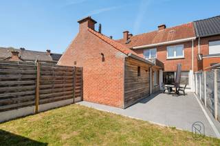 <p>Deze instapklare woning geniet van een rustige ligging en een vlotte bereikbaarheid. Dankzij de zuidgerichte tuin, de garage met uitweg achteraan en de praktische indeling is dit de ideale woning voor wie comfortabel wil wonen.</p><p>Indeling: op het gelijkvloers vindt u een inkomhal, een lichtrijke leefruimte, een keuken met ontbijthoek, een praktische berging en een badkamer uitgerust met douche, lavabo en toilet. De eerste verdieping beschikt over twee volwaardige slaapkamers, een dressing/bureau en een apart toilet. Daarnaast zijn er een zolder en een droge kelder die extra opbergruimte bieden. De woning beschikt over een aangename zuidgerichte tuin en een garage met poort, bereikbaar via de uitweg achteraan. Voor de woning is eveneens parkeergelegenheid aanwezig.</p><p>Troeven: instapklare, gerenoveerde woning, zuidgerichte tuin, garage met poort en uitweg achteraan, centrale verwarming op aardgas, regenwaterput van 5.000 liter, conforme elektriciteit, rustige ligging met vlotte verbindingen.</p><p>Interesse? feline@immobeguin.be</p>