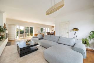 <p><span>Rustig wonen in het groene Ranst, met alle dagelijkse voorzieningen binnen handbereik. Deze vrijstaande villa combineert ruimte, comfort en een verzorgde afwerking op een mooi omheind perceel. Met een lichtrijke leefruimte, aparte bureauruimte, vier slaapkamers, zonnepanelen en een prachtig aangelegde tuin is dit een woning waar gezinnen meteen hun thuis van maken.</span></p><p><span> </span></p><p><span>Karaktervol & lichtrijk</span></p><p><span>Via de imposante inkomhal met haar indrukwekkende plafondhoogte van meer dan vijf meter word je meteen verwelkomd in een woning met karakter. De warme rode tegelvloer en de sierlijke trap zorgen voor een tijdloze uitstraling, terwijl de vide een heerlijk ruimtelijk gevoel creëert. Naast de inkom bevindt zich een ruime bureauruimte, ideaal voor thuiswerkers of wie een praktijkruimte wenst. Grote, recent vernieuwde raampartijen zorgen hier voor een aangename lichtinval. De leefruimte vormt het hart van de woning. De verzorgde parketvloer, de gezellige haard en de grote raampartijen met zicht op de tuin creëren een warme sfeer. Dankzij het grote schuifraam loopt binnen naadloos over in buiten en geniet je het hele jaar door van het uitzicht op het groen. De keuken is praktisch ingericht en kijkt uit op de tuin. Ze is voorzien van onder meer een oven, kookplaat en vaatwasser. Dankzij de directe toegang tot het terras en de nabijheid van de leefruimte vormt ze een fijne plek voor het dagelijkse gezinsleven.</span></p><p><span> </span></p><p><span>Ruimte voor het hele gezin</span></p><p><span>Op de eerste verdieping geeft de centrale overloop toegang tot vier volwaardige slaapkamers. De master bedroom beschikt over een charmant Frans balkon. Een ruime badkamer met dubbel lavabomeubel, ligbad en douchefunctie vervolledigt het verdiep. Aan de achterzijde heeft elke kamer elektrisch bedienbare rolluiken, wat absoluut een meerwaarde is. Extra bergruimte is er in de volledig betegelde kelder, die naast technische voorzieningen ook tal van mogelijkheden biedt voor stockage.</span></p><p><span> </span></p><p><span>Tuinplezier gegarandeerd</span></p><p><span>Buiten wacht een prachtig onderhouden, volledig omheind perceel met een zonnig terras van maar liefst ca. 43 m² en een fraaie achtertuin van ca. 480 m². De volwassen beplanting zorgt voor privacy en een groene sfeer, terwijl het terras uitnodigt tot lange zomeravonden met familie en vrienden. Ook praktisch scoort deze eigendom uitstekend. De lange oprijlaan biedt plaats aan meerdere wagens en leidt naar de garage met laadpaal en aansluitende carport.</span></p><p><span> </span></p><p><span>Groen wonen tussen stad en natuur</span></p><p><span>De Kromstraat geniet van een aangename ligging in Ranst, waar rust en bereikbaarheid elkaar perfect aanvullen. Het dorpscentrum met winkels, supermarkten en andere dagelijkse voorzieningen bevindt zich op korte afstand. Voor wie graag wandelt of fietst, liggen het bos van Zevenbergen en de uitgestrekte groene omgeving van Ranst vlakbij. Dankzij de bushaltes in de buurt zijn Antwerpen, Broechem en de omliggende gemeenten bovendien vlot bereikbaar.</span></p><p><span> </span></p><p><span> </span></p>