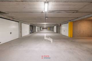 Gesloten garagebox te huur in het centraal gelegen garagecomplex Hendrikaplein te Nieuwpoort-Bad op verdieping -2.Afmetingen: - diepte = 5.40 m-...