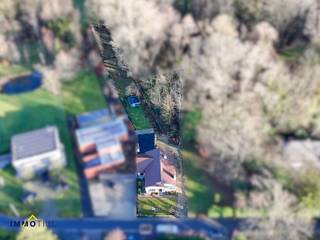 Deze halfopen bebouwing is volledig gelijkvloers ingericht en combineert comfort met een warme, karaktervolle uitstraling.
<p>Via de inkomhal komt men in de <strong>ruime woonkamer</strong> met sfeervolle, karaktervolle haard. De keuken met eetplaats geniet van een <strong>prachtig zicht op de tuin</strong>. Aansluitend zijn er twee slaapkamers, een badkamer en een apart toilet. Daarnaast beschikt de woning over een <strong>extra douchekamer</strong> en een <strong>grote wasplaats</strong>, bereikbaar via een <strong>aparte ingang.</strong> Deze ruimte kan eenvoudig worden omgevormd tot een e<strong>xtra slaapkamer, praktijkruimte of kantoor.</strong></p>
<br />De woning is te renoveren, wat u de ideale kans biedt om ze volledig naar eigen smaak en hedendaags comfort in te richten, met behoud van de solide structuur en het gelijkvloerse karakter.<br /><br />Achteraan geniet u in alle rust van een <strong>diepe tuin met (overdekt) terras</strong> en een praktische tuinberging. Hier ervaart u <strong>veel privacy</strong>, in een residentiële en luxueuze buurt waar het bijzonder aangenaam wonen is. Extra pluspunten zijn de <strong>oprit en de dubbele garage met automatische poorten</strong>. Ook ideaal voor wie nood heeft aan extra bergruimte, een werkplaats of plaats voor tuinmateriaal.<br /><br />De zolderverdieping biedt bovendien interessante <strong>uitbreidingsmogelijkheden</strong>, bijvoorbeeld voor het creëren van extra slaapkamers. Verder is er ook een handige kelder.<br /><br />Deze bungalow is uitstekend gelegen in een <strong>doodlopende straat </strong>te Erembodegem, met wandel- en fietsroutes in overvloed. Winkels, scholen en openbaar vervoer bevinden zich in de nabije omgeving. Ondanks de rustige ligging is de woning bijzonder vlot bereikbaar dankzij de nabijheid van belangrijke invalswegen (richting centrum Aalst, Ninove en Brussel).<br /><br />Interesse of graag een bezichtiging? Contacteer june@immotijl.be of bel naar 0486 17 07 61.