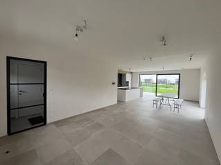 Deze nieuwbouwwoning, gelegen in Project Edelmoed, biedt alle comfort.<br /><br />De woning beschikt over een inkomhal met gastentoilet en een ruime leefruimte met een open, volledig geïnstalleerde keuken, voorzien van voldoende werk- en kastruimte. De keuken staat rechtstreeks in verbinding met het terras en de tuin, die toegankelijk zijn via een schuifraam. Verder is er een praktische berging aanwezig.<br /><br />Op de verdieping bevinden zich drie slaapkamers en twee badkamers.<br />Ook de zolderverdieping werd afgewerkt en kan dienst doen als vierde slaapkamer, hobbyruimte, bureau of tal van andere invullingen.<br /><br />Eveneens inbegrepen: privé parkeerplaats (nr. 19) en gemeenschappelijke fietsenberging. <br /><br />Daarnaast is deze BEN-woning uitgerust met onder meer zonnepanelen, vloerverwarming in combinatie met een warmtepomp en een ventilatiesysteem type D.<br /><br />Ook de ligging is een grote troef. De woning bevindt zich nabij de Semmerzake Meersen en op korte afstand van de N60, met een vlotte verbinding richting Oudenaarde en Gent, evenals een goede bereikbaarheid van de E17.