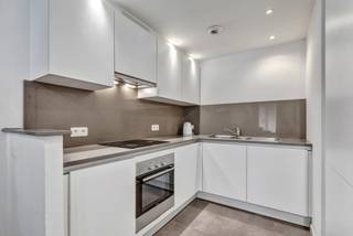 <p>Gelegen op de gelijkvloerse verdieping van de residentie Eurovillage II (2012), op een steenworp van het Europees Parlement en de De Meeûssquare, biedt dit doorlopend appartement van ca. 125 m² ruime volumes en een mooi privéterras op het zuidoosten, omringd door groen.<br />De inkomhal geeft toegang tot een lichtrijke leefruimte die via twee glazen deuren uitgeeft op het terras, evenals tot een volledig ingerichte keuken. Het nachtgedeelte omvat drie slaapkamers: een ouderlijke suite van ca. 22 m² met badkamer met ligbad, een tweede slaapkamer met bureauhoek en toegang tot een badkamer met ligbad en dubbele wastafel, en een derde slaapkamer van ca. 13 m² met aangrenzende douchekamer. Twee aparte toiletten, een wasruimte en een bergruimte vervolledigen het geheel. Verzorgde afwerking: lichte eiken parketvloer, badkamers met grootformaat tegels, dubbele beglazing en houten schrijnwerk. Collectieve centrale verwarming op gas met condensatieketel (2024). EPC D- (199 kWh/m².jaar). Conforme elektrische installatie. Kelder beschikbaar. Parkeerplaats optioneel beschikbaar aan 28.000 €.<br />Niet te missen!</p>