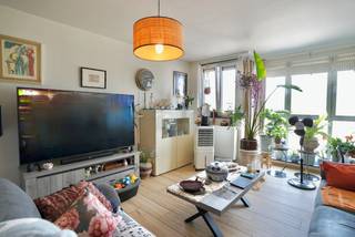 MAIL NAAR CHADIA@WIJSVASTGOED.BE VOOR EEN BEZOEKAANVRAAG - TELEFONISCH WORDEN ER GEEN BEZOEKEN INGEPLAND !<br />Dit leuk appartement gelegen op een ideale locatie te Ertvelde is volledig instapklaar, heeft een privatieve staanplaats in de ondergrondse parkeerkelder &amp; voldoet aan de energienormen van vandaag ! Er is een praktische &amp; recente geïnstalleerde keuken aanwezig die mooi aansluit aan de aangename leefruimte, 2 volwaardige slaapkamers en een heel tof zonneterras (zonnekant in de avond). De grootste troef is hier de zeer strategisch ligging (vlotte verbinding naar invalswegen &amp; nabijheid van alle winkels)! <br /><br />Indeling: inkomhal met vestiaire, zonneterras, slaapkamer 1, badkamer met inloopdouche, slaapkamer 2, apart toilet, leefruimte met open geïnstalleerde keuken en de berging/wasplaats. <br />+ de extra berging en parkeerplaats in de kelder. <br /><br />De gemeenschappelijke kosten + de huurdersaansprakelijkheidsverzekering zijn incl. in de huurprijs van 925 euro (845 euro + 80 euro gemeenschappelijke kosten)! Verhuring op langere termijn !<br />Meer info of een bezoek? MAIL naar chadia@wijsvastgoed.be