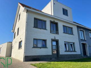 Volledig vernieuwde en bemeubelde studentenkamer in centrum Geel. (Kot 5)De studentenkamer bestaat uit een slaapkamer (bureau, bureaustoel,...