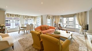 Ruim gemeubeld appartement met 3 slaapkamers en dubbele garagebox hartje Zoute.Inkom met vestiaire en gastentoilet, ruime zonnige woonkamer uitgevend...