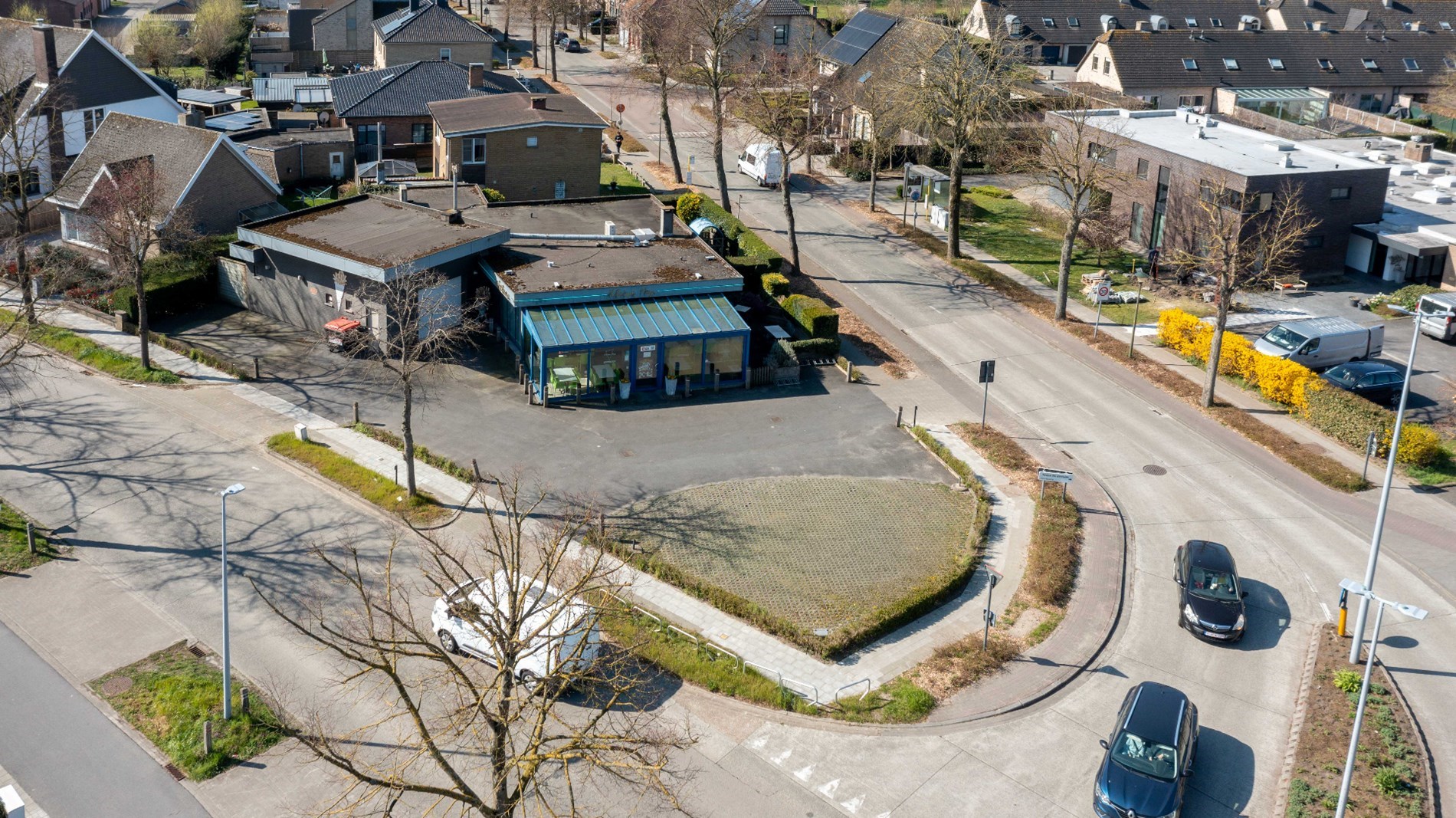 Uiterst goed gelegen frituur met woonst en parking te Sint-Jozef! - foto 1