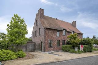 Plan je bezoek en ontdek! <br /><br />Deze instapklare en energiezuinige halfopen bebouwing, gebouwd in 2016, combineert modern wooncomfort met een ruime indeling. Met een bewoonbare oppervlakte van 172 m² op een perceel van 274 m² geniet je hier van veel ruimte, licht en een aangename woonkwaliteit. Het huis is bovendien centraal gelegen in Ingelmunster.<br /><br />Het huis heeft volgende indeling:<br /><br />Gelijkvloers:<br />- Inkomhal met apart toilet<br />- Lichtrijke leefruimte met zicht op de tuin<br />- Open keuken voorzien van alle nodige comfort<br />- Wasplaats/berging<br /><br />1ste verdieping:<br />- 3 slaapkamers<br />- badkamer met dubbele lavabo, douche en bad<br />- Toilet<br /><br />2de verdieping:<br />- Slaapkamer<br />- Badkamer met douche en lavabo<br />- Praktische zolderberging<br />- Technische ruimte<br /><br />Buiten:<br />- Zonnige tuin met terras en berging<br /><br />Specifieke kenmerken:<br />- Instapklaar<br />- Energiezuinige woning<br />- Bewoonbare oppervlakte van 172 m²<br />- Veel ruimte en natuurlijke lichtinval<br />- Centrale ligging in Ingelmunster, nabij winkels, scholen en verbindingswegen<br /><br /><br />Ben je op zoek naar een recente, energiezuinige en ruime woning op een toplocatie? Neem dan zeker contact op voor een bezoek. Deze woning is absoluut de moeite waard!<br /><br />De eigendom wordt aangeboden via de Pre-sale formule. Op 25/07/2026 tussen 10:00 en 12:00 kan u de woning op afspraak komen bezichtigen en een bod uitbrengen. De vermelde prijs is een instelprijs. Voor meer info, gelieve contact op te nemen met de dossierverantwoordelijke.<br /><br />Bestuursmaatregelen in het maatregelenregister: nee