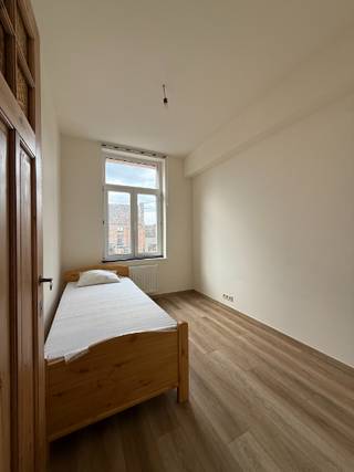 Op een toplocatie in het Miljoenenkwartier bevindt zich dit ruime en volledig gerenoveerde appartement met 3 slaapkamers.<br />Het appartement maakt deel uit van een karaktervol gebouw en combineert hedendaags wooncomfort met een uitstekende ligging op 100 m van het Paul de Smet de Naeyer Park.<br /><br />Het appartement beschikt over een ruime en lichtrijke leefruimte, een volledig ingerichte keuken, drie volwaardige slaapkamers en een badkamer uitgerust met een ligbad, aparte douche en lavabomeubel.<br /><br />Dankzij de centrale ligging geniet u van een uitstekende bereikbaarheid. Openbaar vervoer, winkels, het station Gent-Sint-Pieters, het UZ Gent en diverse invalswegen bevinden zich in de onmiddellijke omgeving.<br /><br />EPC: 118 kWh/m² jaar<br />Beschikbaar vanaf 15/07/2026<br /><br />Een instapklaar appartement op een absolute toplocatie.<br />Zeker een bezoek waard!