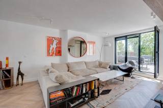 Zoekt u iets werkelijks unieks?<br />Dit appartement bevindt zich op de statige Mechelsesteenweg in een recente totaal-renovatie.<br /><br />Uitstekende locatie voor wie graag in Antwerpen wenst te wonen, vlakbij het centrum en toch gemakkelijk bereikbaar.<br />Dichtbij allerhande winkels, openbaar vervoer en tal van parken.<br /><br />Op de 2 bovenste verdiepingen van een charmant gebouw op de Mechelsesteenweg vinden we deze prachtige duplex.<br /><br />Bij het betreden van het appartement zal de prachtige afwerking en oog voor detail u het eerste opmerken.<br /><br />Naast de inkom vinden we een vestiaire en een gastentoilet met design handenwasser terug.<br /><br />Vooraan het appartement vinden we de volledige geïnstalleerde keuken terug, voorzien van toestellen van hoogwaardige merken en een prachtig werkblad. Dankzij het keukeneiland zal de keuken het hart vormen van uw appartement waar u vrienden en familie kan uitnodigen voor een geweldig diner.<br /><br />Vanuit de leefruimte hebt u toegang tot een riant zonneterras van ca. 30m2.<br /><br />Aan de achterkant van het appartement vinden we een ruime slaapkamer terug voorzien van een douche en een wastafel met onderbouwkasten.<br /><br />Op de bovengelegen verdieping vinden we eveneens een slaapkamer terug met eigen sanitair.<br /><br />Troeven:<br /> - Visgraat parket<br /> - Vloerverwarming<br /> - Grote kelderberging inbegrepen in de prijs<br /> - Recente totaalrenovatie: nieuw dak + isolatie, vloerisolatie, nieuwe lift, etc.<br /><br />Interesse?<br />Contacteer LISTED: +32 3 283 51 51.