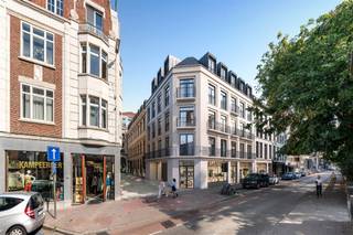 <p><span>Wilt u wonen in de Botanic Garden?</span></p><p><span> </span></p><p><span>Ontdek ons 'high end' nieuwbouw-renovatieproject op de absolute topligging in het historische centrum van Antwerpen.</span></p><p><span> </span></p><p><span>Toplocatie in de bruisende Theaterbuurt met de botanische tuin als overbuur.</span></p><p><span> </span></p><p><span>Je woont hier in het kloppende hart van de oude binnenstad en kijkt uit op de mooie botanische tuin en de statige Leopoldstraat - een unicum!</span></p><p><span> </span></p><p><span>De Meir, Huidevettersstraat en de Schuttershofstraat zijn vlakbij, net als het Theaterplein met z’n zaterdagmarkt, de Vogeltjesmarkt, het Mechelseplein met z’n cafeetjes en restaurants. </span></p><p><span> </span></p><p><span>Beleef Antwerpen op haar best, en geniet om alles te kunnen doen op wandelafstand.</span></p><p><span> </span></p><p><span>Trams, bussen, velostations… je hebt het hier voor het kiezen. En via de Leien rij je zo de ring op, waardoor je alle kanten op kunt.</span></p><p><span> </span></p><p><span>Boek een afspraak en maak kennis met onze 11 uiterst exclusieve appartementen met grote terrassen.</span></p><p><span> </span></p><p><span>Gebouwd rondom een privé- binnentuin, dus met mooi uitzicht zowel langs de straatzijde als de achterzijde.</span></p><p><span> </span></p><p><span>Privatieve parkeerplaatsen en fietsenstalling bereikbaar via autolift op -1 en -2</span></p><p><span> </span></p><p><span>Investeer in uw toekomst op deze 'triple A' locatie.</span></p><p><span> </span></p><ul><li><span>Bewoonbare oppervlaktes van ca 100m² / 150m² tot 188m²</span></li><li><span>Afgewerkte zonneterrassen van ca 12m² tot 18m²</span></li><li><span>Plafondhoogtes van 2,90m tot 3,20m</span></li><li><span>Projectmanager verzorgt uw persoonlijke afwerking op maat</span></li><li><span>Lift met directe toegang tot uw appartement</span></li><li><span>Gemeenschappelijke delen ademen de sfeer van pure luxe</span></li><li><span>Oplevering eind November 2027</span></li></ul>