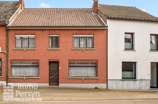 Ben je op zoek naar een ruime woning die je volledig naar jouw eigen hand kan zetten? Deze gezinswoning uit 1957 in de Houwaartstraat 344 biedt de perfecte basis. Gelegen op een strategische locatie in Scherpenheuvel-Zichem, geniet je hier van een vlotte verbinding met alle nodige voorzieningen, terwijl de rust van jouw eigen perceel nooit ver weg is.<br /><br />De grote troef van deze rijwoning is de toegankelijkheid: via een handige achteringang bereik je de twee garages, wat een enorme troef is voor parkeercomfort. De tuin is zuidgericht, waardoor het de ideale plek is voor wie droomt van lange zomeravonden in het groen en genoeg ruimte voor kinderen om veilig te spelen.<br />Met 3 slaapkamers op de eerste verdieping en 2 extra kamers op de tweede verdieping, maakt dat deze woning kan omgebouwd worden tot een ruime hedendaagse stek.<br /><br /><u><strong>INDELING</strong></u><br /><strong>Gelijkvloers:</strong> Inkom, winkelgedeelte, leefruimte, keuken, badkamer, veranda<br /><strong>1ste verdieping:</strong> Nachthal, 3 slaapkamers<br /><strong>2de verdieping:</strong> 2 zolderkamers<br /><strong>Tuin: </strong>Zuidgericht met toegang achteraan<br /><strong>Kelder:</strong> kleine ruimte<br /><br />Ervaar zelf de vele voordelen van deze woning tijdens een persoonlijke rondleiding. <br />Maak vandaag nog je afspraak. <br />Mail naar info@immopersyn.be of bel 013 444 008.
