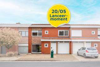 In een rustige en kindvriendelijke buurt ligt deze aangename gezinswoning. De woning is deels gerenoveerd en biedt tal van mogelijkheden.<br /><br />De woning werd reeds deels gerenoveerd en beschikt onder meer over een tijdloze keuken, nieuwe vloeren op het gelijkvloers met aangepaste elektriciteit, evenals nieuwe pvc-ramen met dubbele beglazing doorheen de volledige woning.<br /><br />Indeling:<br /><br />Via de inkomhal met gastentoilet bereiken we de lichtrijke leefruimte die geniet van een aangenaam zicht op de gezellige stadstuin. Aansluitend bevindt zich de ruime, aparte leefkeuken met rechtstreekse verbinding naar de inpandige garage.<br /><br />Op de eerste verdieping bevinden zich vier volwaardige slaapkamers en een badkamer uitgerust met wastafel en ligbad. Daarnaast beschikt de woning nog over een praktische zolder, bereikbaar via een uitschuifbare trap.<br /><br />Buiten geniet u van een afgesloten tuin met terras en een ruim tuinhuis.<br /><br />Schrijf u dan vandaag nog in voor ons lanceermoment op woensdag 20 mei en ontvang uw persoonlijk bezoekmoment samen met het volledige verkoopdossier.<br /><br />EPC: E<br /><br />(De geadverteerde prijs betreft een richtprijs.)