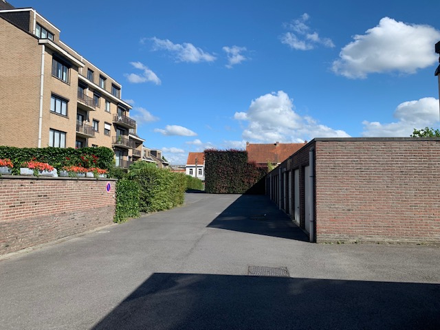 Droge garagebox met kantelpoort - centrum Harelbeke te huur via - EXPERT IMMO - photo 2