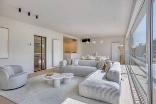 Luxueus GERENOVEERD appartement met 2 SLAAPKAMERS, fantastisch uitzicht op het groen en een zee aan woonruimte (138m<sup>2 </sup>!!) in centrum Brugge. Dit luxe app. (2°V) is hoogwaardig afgewerkt met de meest kwalitatieve materialen en omvat: royale inkomhal met toilet en vestiaire, imposante lichtovergoten leefruimte (prachtige parketvloer, stalen deur, maatwerkkasten) met adembenemend UITZICHT op het water, open keuken met Miele toestellen (voorzien van o.a. inductiekookplaat, oven/steamer, microgolfoven, vaatwas, ijskast, composiet werkblad), berging/wasplaats, koer. Achteraan bevinden zich 2 zeer ruime slaapkamers met ingemaakte kasten, nagelnieuwe badkamer (dubbel lavabomeubel, prachtige inloopdouche met rainshower, handdoekdroger, mortex afwerking, kraanwerk Hotbath). Nieuw: CV op aardgas (HR-top condenserende ketel), nieuw dubbel glas, airco, videoparlofoon (Bticino), GOEDGEKEURDE elektriciteit, verlichting Dark, reeds geschilderd, asbestveilig. Privatieve kelderberging, gemeenschappelijke fietsenberging, mogelijkheid tot huren garagebox. Dit app. maakt deel uit van een verzorgde residentie met LIFT. Super ligging nabij winkels, openbaar vervoer, centrum. Een ware streling voor het oog!