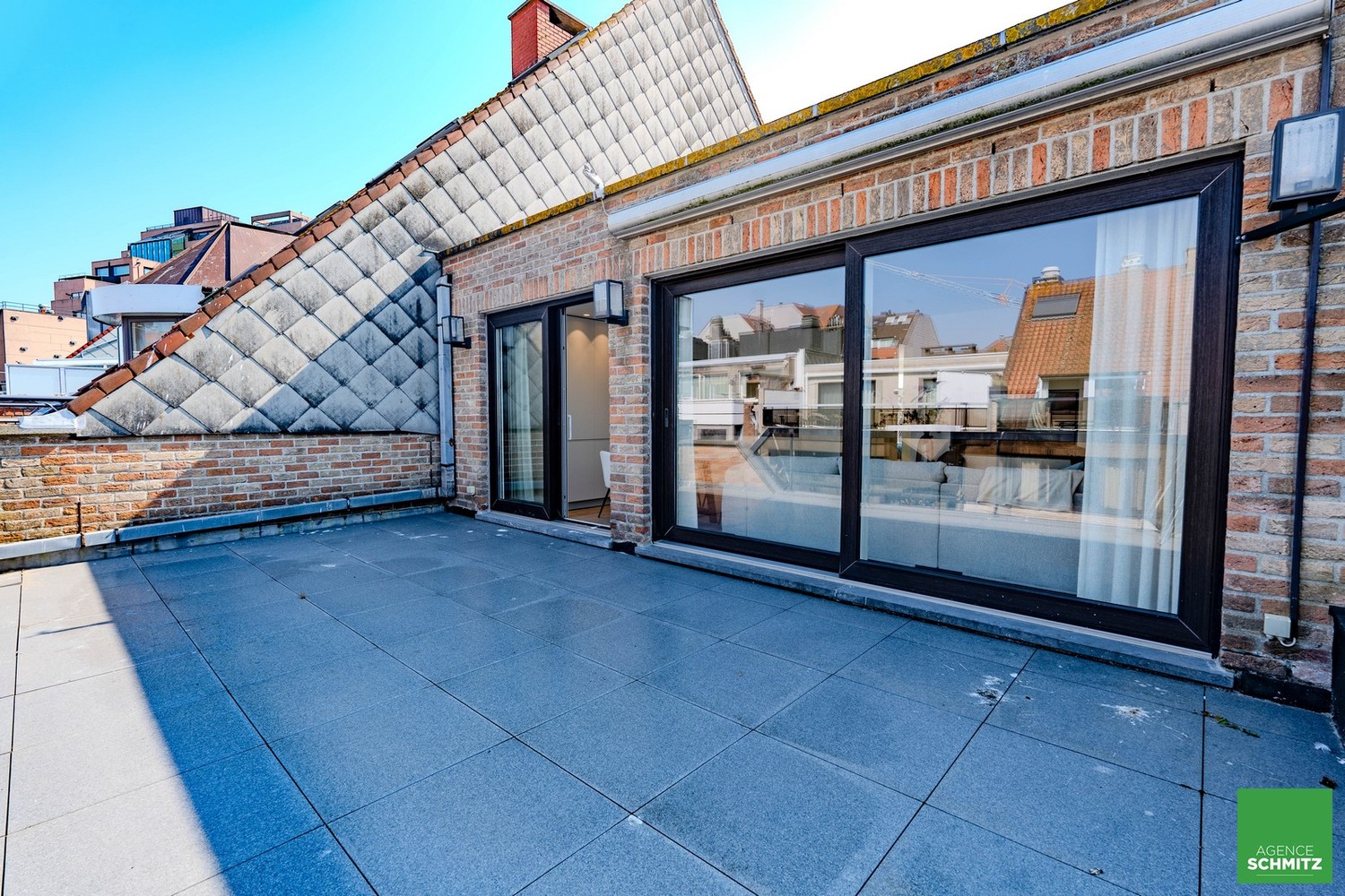 Compleet gerenoveerde penthouse met 2 slaapkamers en 2 zeer grote terrassen met zijdelings zeezicht. - foto 3