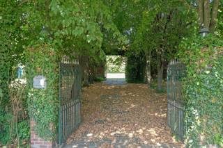 Unieke 19de-eeuwse hoeve ‘t Hof van Lombeek met binnenplaats en gastenverblijvenIn het charmante Sint-Katherina-Lombeek, op een boogscheut van het...