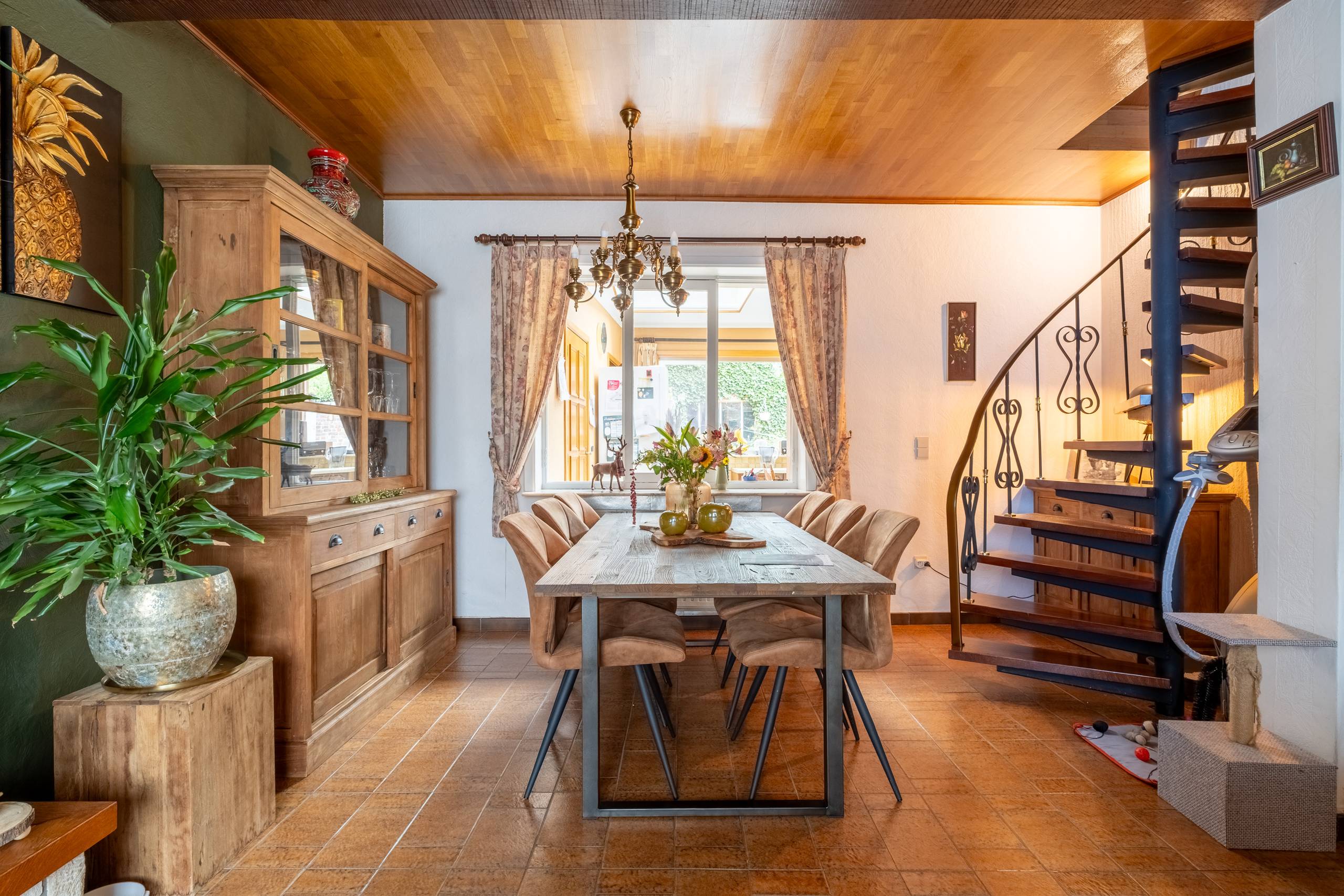 Woning met ruime tuin en bijgebouwen in Hoeleden - foto 4