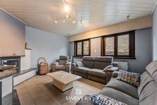 Voor meer info en foto’s, surf naar www.swevers.be – In een rustige woonwijk in Beverlo vind je deze instapklare open bebouwing op een perceel van 12a21ca. De woning biedt 405 m² bewoonbare oppervlakte, is volledig onderkelderd en beschikt over vier volwaardige slaapkamers. Dankzij vernieuwingen zoals ramen in 2025, 21 zonnepanelen en airco’s met warm/koudfunctie is ze energiezuinig en technisch up-to-date. De ruime leefruimte van bijna 40 m² sluit aan op een aparte keuken met toegang tot het terras. Op het gelijkvloers bevinden zich een slaapkamer, badkamer, berging en inpandige garage. Boven zijn drie slaapkamers van elk 16 m², een tweede toilet en extra bergruimte. De kelder van meer dan 135 m² bevat o.a. een garage met plaats voor twee auto’s, voorraadkelders en hobbyruimte. De zuidgerichte tuin biedt veel zon, privacy en ruimte voor buitenbeleving. Winkels, horeca en scholen liggen vlakbij. Kortom: een goed onderhouden gezinswoning met veel mogelijkheden, comfort en ruimte. Voor meer informatie, bel 011 255 155. Bron bewoonbare oppervlakte: EPC – verslag.