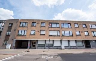 Goed onderhouden, gezellig appartement in het centrum van Zulte met zicht op het Gaston Martensplein.Praktische indeling: inkom met toilet,...