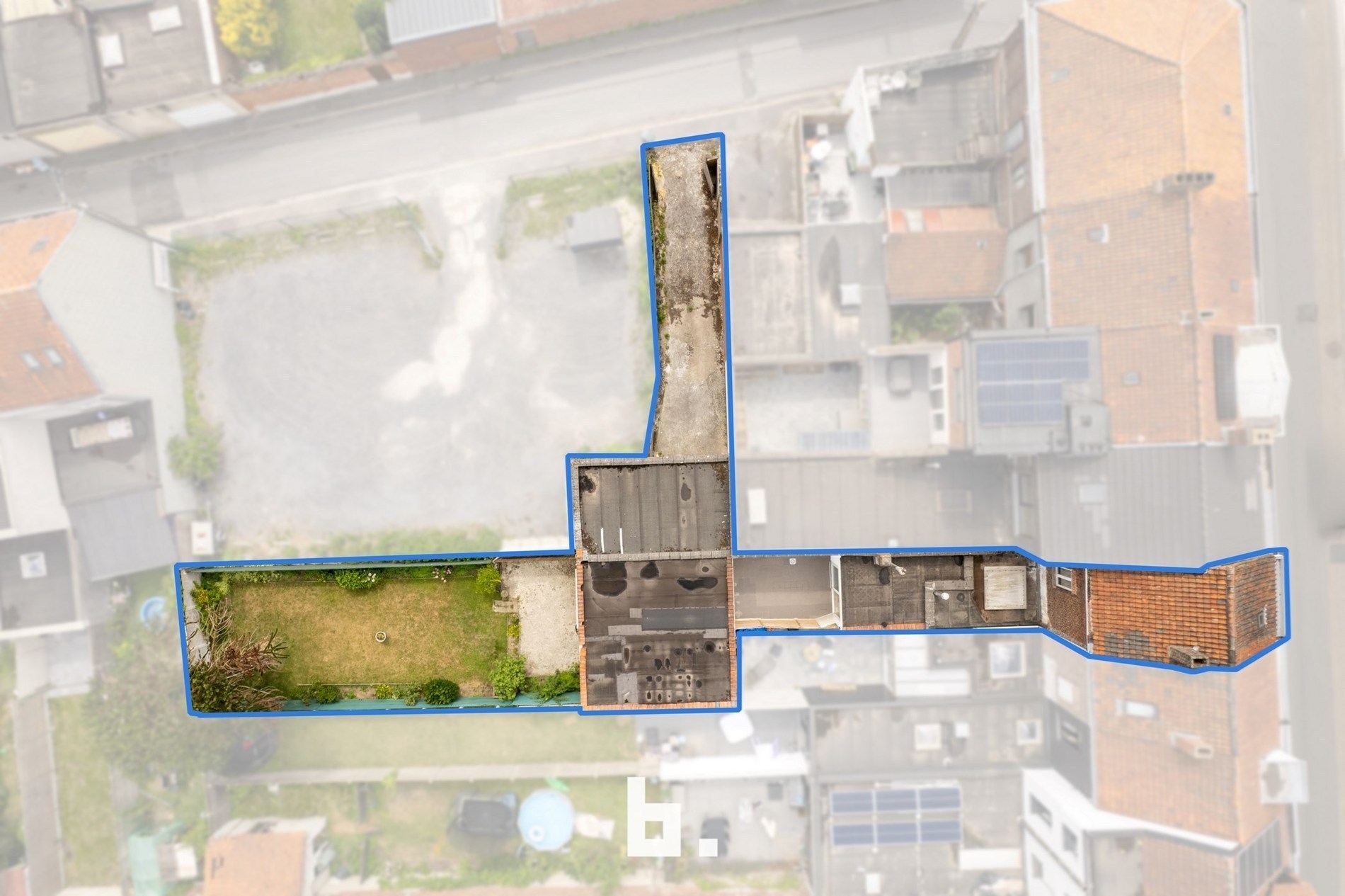 Op te frissen gezinswoning met zonovergoten tuin, garage en oprit/uitweg! - foto 1