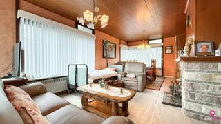 Bij ImmoFusion 7/7 “open huis” : klik op onze 3D-TOUR. Ervaar vastgoed alsof je er zelf doorloopt!<br /><br />Verzorgde gelijkvloerse prefab-woning op ruim perceel in landelijk Linkhout<br />Deze instapklare prefab-woning (OB) bevindt zich in een rustige straat op een royaal perceel van ca. 1.527 m² in het charmante Linkhout.<br />De grond is deels bestemd als woongebied met een landelijk karakter en deels als waardevol agrarisch landschap. Hierdoor geniet je van een unieke combinatie van rust, natuur en waardevolle ligging. De grond alleen al vertegenwoordigt een waarde van meer dan €200.000,00 — de rust en omgeving zijn simpelweg onbetaalbaar.<br />Een extra troef van deze woning is het nieuwe dak (vernieuwd in 2022) dat de volledige woning overspant. Hierdoor kan de indeling eenvoudig aangepast worden: alle binnenmuren zijn verplaatsbaar.<br />De woning is volledig onderkelderd en beschikt over een ruime inpandige garage. In de kelder bevinden zich onder andere een wasplaats en zelfs een extra zitruimte (zie foto's).<br /><br />Pluspunten:<br /><br />- Ramen in hout met dubbel glas<br />- Elk raam is voorzien van screens<br />- Centrale verwarming op mazout<br />- Aardgas ligt reeds in de straat<br />- het dak werd in 2022 vernieuwd<br /><br />Topligging: binnen slechts 2 minuten sta je in het centrum van Lummen, met toegang tot supermarkten, horeca, postkantoor, apotheken, dokters, kinderopvang en scholen (kleuter, lager én secundair). Ook het bus knooppunt is vlot bereikbaar.<br />De op- en afritten van de E313/E314 liggen op amper 2 minuten rijden van het centrum.<br /><br />Wilt u graag meer informatie? Neem gerust contact op met Immofusion via het nummer 078 78 78 70.