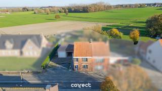 <p><span>Halfopen bebouwing met ruime oprit, garage, carport en 3 volwaardige slaapkamers.</span></p><p><span> </span></p><p><span>STARTPRIJS: Elk bod boven deze startprijs, wordt voorgelegd aan de eigenaars, die al dan niet kunnen in gaan op dit aanbod.</span></p><p><span> </span></p><p><span>Deze halfopen bebouwing is gunstig gelegen, langs een invalsweg, op korte afstand van winkels, scholen en openbaar vervoer.</span></p><p><span> </span></p><p><span>Op het gelijkvloers bevindt zich de leef-en eetkamer met zicht op het gezellig stadskoertje, ideaal om buiten te genieten en bovendien onderhoudsvriendelijk en aansluitend de keuken en de handige berging/wasplaats.</span></p><p><span> </span></p><p><span>Eveneens op het gelijkvloers is er de badkamer met douche en lavabo, apart toilet.</span></p><p><span> </span></p><p><span>Op de eerste verdieping zijn er de 2 ruime slaapkamers en een dressing of bureelruimte.</span></p><p><span> </span></p><p><span>Dankzij de vaste trap naar de zolder is er bovendien nog een zeer ruime slaapkamer beschikbaar met een extra berging.</span></p><p><span> </span></p><p><span>Alle ramen, deuren werden vernieuwd met HR glas in pvc schrijnwerk.</span></p><p><span> </span></p><p><span>Conforme keuring elektriciteit.</span></p><p><span> </span></p><p><span>Deze woning biedt een compact maar functioneel wooncomfort.</span></p><p><span> </span></p><p><span>Voor om een afspraak vast te leggen of meer info te verkrijgen, bel Régine 0493 11 20 50.</span></p><p><span> </span></p><p><span>Sinds kort kunt u ook gebruik maken van onze online schattingstool: https://www.correctvastgoed.be/schatting.</span></p>