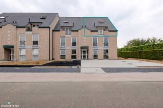 INSTAPKLAAR DUPLEXAPPARTEMENT MET 2 SLAAPKAMERS EN GARAGE NABIJ HET CENTRUM VAN BILZEN<br /><br />Dit instapklare duplexappartement is gelegen aan de Winterstraat 32/6 te Bilzen. De gezellige markt, de vele terrassen, de winkels en het bruisende centrum van Bilzen zijn op wandelafstand gelegen. Ook de diverse scholen in Bilzen bevinden zich op fiets- en wandelafstand. Door haar centrale ligging is er een goede uitvalsbasis naar zowel de omliggende dorpen en steden alsook de op- en afrit van de autostrade E313.<br /><br />Het appartement is gelegen op de tweede en derde verdieping en is bereikbaar via de trap en de lift.<br />De indeling is als volgt:<br />TWEEDE VERDIEPING:<br />- Inkomhal.<br />- Toilet.<br />- Woonkamer.<br />- Keuken. De keuken is voorzien van een inbouwkoelkast en een keramische kookplaat met afzuigkap.<br />- Ruime berging met aansluiting voor het wasmachine.<br />- 2 terrassen met buitenberging.<br /><br />DERDE VERDIEPING:<br />- Nachthal.<br />- 2 slaapkamers.<br />- Badkamer. De badkamer is voorzien van een enkele lavabo, een toilet en een bad-douche combinatie.<br /><br />De gemeenschappelijke kosten bedragen €25/maand.<br />Het appartement beschikt over een garage aan de achterzijde van het gebouw.<br /><br />Wilt u graag een bezichtiging inplannen voor dit instapklare appartement? Contacteer ons dan vrijblijvend via info@matisimmo.be.