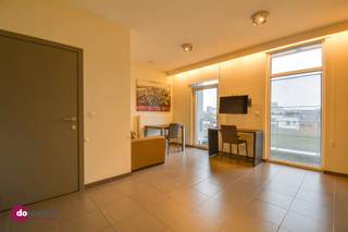 <p><span>Studio moderne et meublé, convient à une personne, dans le centre de Louvain </span></p><p><span> </span></p><p><span>Ce studio est situé sur la Bondgenotenlaan et est entièrement meublé. Grâce à son emplacement unique dans le centre de Louvain et à proximité des transports publics, cet hôtel est votre base idéale. Ce studio convient à une personne.</span></p><p><span>  </span></p><p><span>Le studio est entièrement équipé. Il y a un canapé, un lit double, une table et des chaises, un bureau et une télévision. La kitchenette est entièrement équipée d'un réfrigérateur, d'un lave-vaisselle, d'un micro-ondes et de plaques de cuisson. Les couverts, la vaisselle et les ustensiles de cuisine sont également fournis. La salle de bains est équipée d'une douche, de toilettes et d'un lavabo. Avez-vous une machine à laver ou un sèche-linge ? La connexion pour cela est disponible. </span></p><p><span> </span></p><p><span>Le bâtiment est équipé d'un ascenseur. Au sous-sol du bâtiment, vous pouvez vous débarrasser de vos déchets et il y a de la place pour ranger votre vélo.  </span></p><p><span> </span></p><p><span>Les coûts mensuels s'élèvent à €95. Ce forfait couvre tous vos frais pour les parties communes, le chauffage, l'internet, le ramassage des ordures et au début de votre contrat, vous recevrez une nouvelle housse de matelas. </span></p><p><span> </span></p><p><span>Vous pouvez également louer ce studio pour une période plus courte. La période minimale est de 6 mois et le loyer sera augmenté de 8% dans ce cas. Les charges restent les mêmes. </span></p><p><span> </span></p><p><span>Planifiez votre visite maintenant!</span></p><p><span> </span></p><p><span>015 20 36 00 - <span>info@domoxim.be</span></span><span> </span></p>