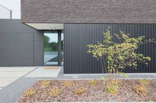 <p><span>Op de baan van Lint naar Lier vinden we deze hypermoderne woning opgeleverd in 2023. Ze werd voorzien van de nieuwste technieken (warmtepomp, airco, vloerverwarming, ventilatie type D, zonnepanelen,...) en heeft een BEN-label.</span></p><p><span>De woning beschikt over een oprit voor minstens 4 auto's, telt 3 slaapkamers, een bureauruimte, en een op maat gemaakte keuken én badkamer. </span></p><p><span>Dankzij de lichtstraat en de grote raampartijen geniet je in elke ruimte van deze woning van maximaal daglicht. Ook nog het vermelden waard: de garage, afgesloten wasberging en last but zeker not least: een verwarmd zwembad!</span></p><p><span> </span></p><p><span>De indeling is als volgt:</span></p><p><span>We betreden de woning via de inkomhal met ingemaakte vestiairekasten en gastentoilet. Vervolgens komen we in de ruime leefruimte met open keuken en kookeiland. Aan de voorzijde van de woning is er een bureau-ruimte dewelke uiteraard ook kan dienen als 4de slaapkamer.</span></p><p><span>De hyper geïnstalleerde keuken met kookeiland werd op maat gemaakt en heeft een hittebestendig Dekton werkblad. Achter de keuken vinden we de berging met veel ingemaakte kasten, een extra lavabo en plaats voor de wasmachine en droogkast op hoogte. Van hieruit hebben we zowel toegang tot de tuin als tot de garage waar alle technieken zich bevinden.</span></p><p><span>Via het grote schuifraam aan de achterzijde van de woning komen we in de tuin met verwarmd zwembad en overdekt poolhouse waar het heerlijk zitten is op een zomerse dag. Je hebt er een aangenaam zicht op de achterliggende velden.</span></p><p><span>Terug in de woning nemen we de open trap naar de verdieping. Hier bevindt zich de smaakvolle badkamer met een vrijstaand bad, een houten meubel met 2 op maat gemaakte waskommen en een inloopdouche. Het toilet is apart. Verder vinden we hier 3 mooie slaapkamers alle voorzien van een Daikin-systeem dat zowel koelt als verwarmt.</span></p><p><span> </span></p><p><span>Graag som ik de troeven van deze woning voor je op:</span></p><p><span>- recente, moderne woning van 2023</span></p><p><span>- BEN-label (E-peil E1)</span></p><p><span>- 3 tot 4 slaapkamers</span></p><p><span>- verwarmd zwembad</span></p><p><span>- vrij uitzicht</span></p><p><span>- zonnepanelen</span></p><p><span>- veel parkeerplaats</span></p><p><span> </span></p><p><span>P-score: D en G-score: D</span></p><p><span>Stedenbouw en bodemattest in aanvraag</span></p><p><span> </span></p><p><span>Voor een bezoek ter plaatse kan u ons contacteren op het nummer 03 449 42 41 of mail ons via <span>hallo@habicom.be</span></span><span>.</span></p><p><span>Wenst u de waarde van uw woning te kennen ? Contacteer vrijblijvend onze habicom expert in uw buurt.</span></p><p><span> </span></p><p><span> </span></p><p><span> </span></p>