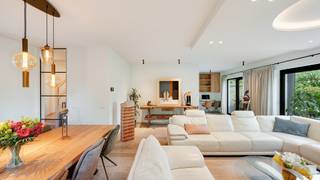 Deze recent gebouwde woning (bouwjaar 2023) bevindt zich in een mooi woonerf in het gezellige Ramskapelle (Knokke-Heist). Het huis beschikt over...