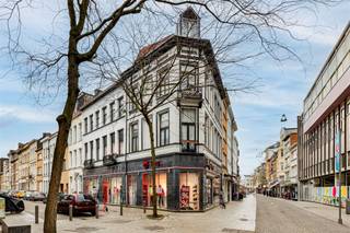 Prachtig handelspand op de hoek van de Offerandestraat en de Greinstraat. Het hoekpand bestaat uit een grote winkel op het gelijkvloers (ca 130...