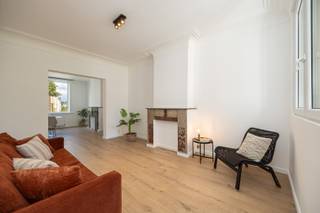 Gerenoveerd appartement met een slaapkamer en terras te Antwerpen centrum! <br /><br />Op een uitstekende en centrale locatie tussen Zurenborg en Borgerhout, op korte afstand van het bruisende stadscentrum, bevindt zich dit kleinschalige woonproject bestaande uit vier stijlvolle appartementen.<br /><br />Het appartement op de tweede verdieping werd in 2026 volledig gerenoveerd en combineert hedendaags wooncomfort met een praktische en aangename indeling.<br /><br />Via de inkomhal komt u binnen in de lichtrijke leefruimte die aansluit op de volledig uitgeruste open keuken. <br /><br />Aan de achterzijde van het appartement bevindt zich de slaapkamer van ca. 12m². Vanuit de slaapkamer heeft u toegang tot de moderne badkamer voorzien van een ruim ligbad met whirlpoolfunctie, een inloopdouche voorzien van een regendouchekop, lavabo en toilet. Daarnaast biedt de slaapkamer rechtstreeks toegang tot het gezellige terras van ca. 3m².<br /><br />Tot slot beschikt het appartement over een praktische privatieve kelderberging. <br /><br />Het huidige EPC-label bedraagt D. Naar verwachting zal de energieprestatie door de reeds uitgevoerde en nog geplande werken (waaronder extra isolatie) verder verbeteren naar een EPC-label B. <br /><br />Belangrijkste troeven:<br /><br />- Gelegen tussen de levendige wijken Borgerhout en Zurenborg<br />- Kleinschalig woonproject met slechts 4 appartementen<br />- Ideale bereikbaarheid en tal van winkels en horeca <br />- Privatieve kelderberging mee inbegrepen<br /><br />77m² bewoonbare oppervlakte cfr EPC.<br /><br />Wenst u een bezoek of meer informatie? Dan kan u ons steeds contacteren via info@dvarealestate.be of via 03/297.00.00.