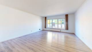 Dit aangename gelijkvloers appartement met 2 slaapkamers biedt een comfortabele woonomgeving met als extra troef een privé tuin waar u heerlijk kan genieten van rust en buitenruimte.<br />Het appartement is gelegen op een gunstige locatie, vlakbij het Maes- en Boerenplein en op korte afstand van diverse winkels en voorzieningen. Dankzij de centrale ligging zijn dagelijkse boodschappen en faciliteiten vlot bereikbaar.<br />De ideale woning voor wie comfortabel en praktisch wil wonen met een eigen tuin.<br /><br /><br /> 