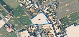 Strategisch gelegen terrein van 5.657 m² te koop aan, ideaal voor commerciële of industriële projecten.Het terrein ligt langs de drukke...