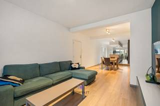 Ontdek deze ruime rijwoning op een rustige toplocatie in Zele, Veldekensstraat 144. Deze woning werd gerenoveerd in 2017 en biedt een...