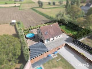 Op een perceel van 1.023 m² bevindt zich deze ruime villa met vier slaapkamers, rustig gelegen in Pervijze. STARTPRIJS: Elk bod boven deze startprijs, wordt voorgelegd aan de eigenaars, die al dan niet kunnen in gaan op dit aanbod.Diksmuide, Veurne, Nieuwpoort en de E40 bevinden zich op korte afstand. De woning beschikt over een gunstig EPC-label B, een conforme elektrische keuring, prachtige vergezichten over de polders en een slaapkamer op het gelijkvloers.De inkomhal is voorzien van een gastentoilet en vestiaire en leidt naar de lichtrijke leefruimte met schuifraam naar het terras. Aansluitend bevinden zich de geïnstalleerde keuken en een praktische wasruimte/voorraadberging met doorgang naar de tuin.Op het gelijkvloers is er tevens een ruime kamer die kan dienen als slaapkamer, hobbykamer of praktijkruimte en beschikt over een afzonderlijke inkom.Op de eerste verdieping bevinden zich een nachthal, drie ruime slaapkamers, waarvan één met inloopdressing, en een badkamer met regendouche, ligbad, dubbele lavabo en toilet.Rondom de woning ligt een ruime tuin met terras, waar u in alle privacy geniet van de prachtige vergezichten. De recent aangelegde oprit met toegangspoort, ruime carport en koer bieden parkeergelegenheid voor meerdere wagens. Verder beschikt de woning over een zolderberging en een regenwaterput van 10.000 liter.Een ideale gezinswoning voor wie rust, ruimte en privacy zoekt in een landelijke omgeving, met alle belangrijke voorzieningen en verbindingswegen binnen handbereik.📞 Contacteer Brecht voor een bezoek: 0499 90 29 79 – brecht@correctvastgoed.be👉 Online schattingstool: https://www.correctvastgoed.be/schatting