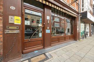 <p><strong>Een herenhuis vol karakter, comfort en mogelijkheden<br /><br /></strong>Deze prachtige jaren ’30-herenwoning bevindt zich in het bruisende centrum van Turnhout, vlak bij winkels, horeca, openbaar vervoer en alle belangrijke invalswegen. Het pand werd volledig gerenoveerd in 2008 en combineert authentieke charme met hedendaags comfort in een unieke Parijse jaren 30-stijl.</p>
<p>De stijlvolle inkomhal met hoge plafonds, authentieke elementen en een prachtige trap benadrukken meteen het statige karakter van de woning. Met een bewoonbare oppervlakte van maar liefst 275 m² biedt dit pand bijzonder veel ruimte voor grote gezinnen, cohousing, kangoeroewonen of een combinatie van wonen én werken.</p>
<p>Op het gelijkvloers bevindt zich momenteel een sfeervolle handelsruimte met aansluitende professionele inox keuken, perfect in te richten als praktijkruimte, atelier, kantoor of ruime leefkeuken. Achteraan geniet je in het privégedeelte van een gezellige leefruimte met gashaard en airco, met rechtstreekse toegang tot een aangenaam terras.</p>
<p>De kelderverdieping sluit aan op het privégedeelte en omvat momenteel een comfortabele slaapkamer, dressing en badkamer voorzien van alle comfort. Ook deze verdieping biedt extra mogelijkheden als hobbyruimte of privéstudio.</p>
<p>De eerste verdieping is momenteel opgesplitst in twee functies. Aan de voorzijde bevindt zich een ruime B&B-kamer met ensuite badkamer. Daarnaast is er een aparte leefruimte met mogelijkheid tot het installeren van een keuken en extra slaapruimte, ideaal als studio of afzonderlijk appartement. Vanuit deze ruimte heb je toegang tot een groot zonnig dakterras met prachtig zicht op de Heilig-Hartkerk.</p>
<p>Op de tweede verdieping bevinden zich een wellnessruimte met infraroodsauna, twee ruime slaapkamers met elk een eigen retro badkamer, en een balkon, ideaal om in alle rust te genieten.</p>
<p>Op de derde verdieping bevindt zich nog een vierde sfeervolle slaapkamer met eigen badkamer, volledig afgewerkt in dezelfde warme en karaktervolle stijl. Ook hier is een ruim terras met prachtig zicht aanwezig.</p>
<p>Dankzij de twee huisnummers kan eenvoudig een afzonderlijk appartement of meerdere entiteiten worden gecreëerd, dewelke tal van mogelijkheden bevat.</p>
<p>Verder beschikt de woning over 20 zonnepanelen, meerdere airco’s, een gashaard én een <strong><u>uitstekende EPC-score met label A</u></strong>. Een unieke en instapklare eigendom waar karakter, ruimte en talloze mogelijkheden samenkomen in hartje Turnhout.<br /><br /><strong>Interessante opportuniteit:</strong> bij verderzetting van de onderneming kan de volledige handelszaak worden overgenomen, inclusief inboedel, voorraad, handelsfonds en klantenbestand/agenda voor een overnameprijs van € 35.000,00.</p>